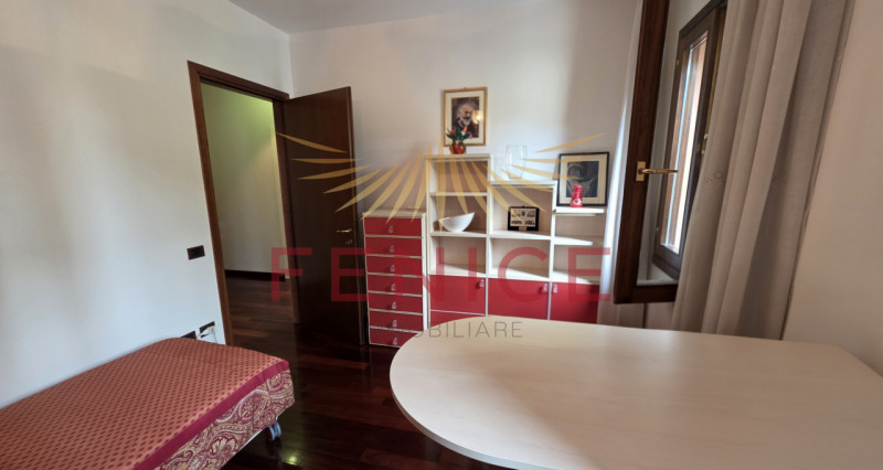 Scopri un'opportunità unica nel cuore di Montebelluna! Questo spazioso appartamento trilocale pos...