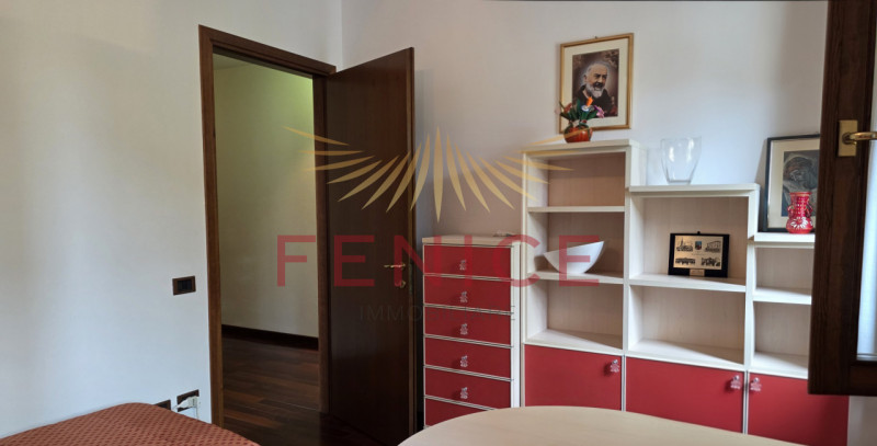 Scopri un'opportunità unica nel cuore di Montebelluna! Questo spazioso appartamento trilocale pos...