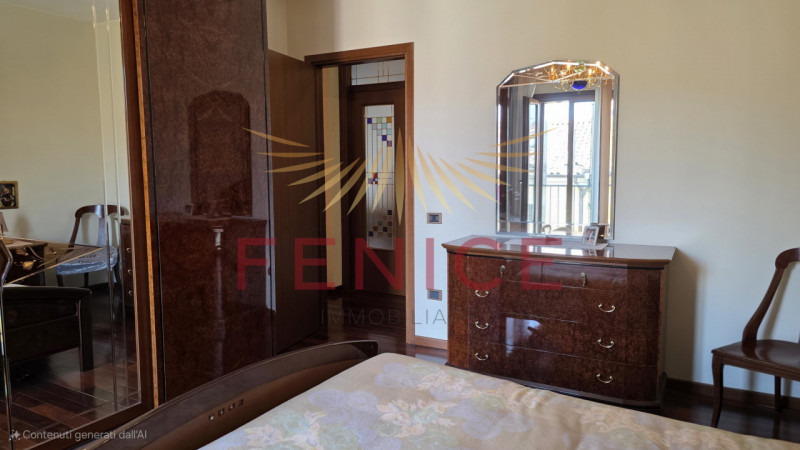 Scopri un'opportunità unica nel cuore di Montebelluna! Questo spazioso appartamento trilocale pos...