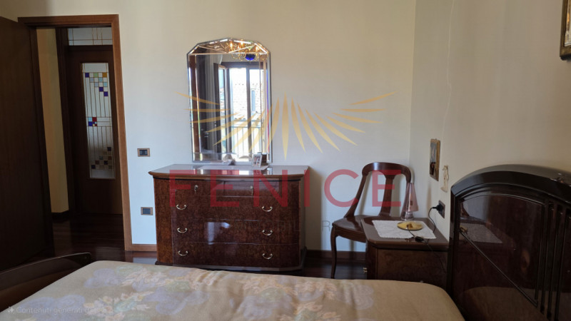 Scopri un'opportunità unica nel cuore di Montebelluna! Questo spazioso appartamento trilocale pos...