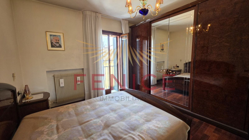 Scopri un'opportunità unica nel cuore di Montebelluna! Questo spazioso appartamento trilocale pos...