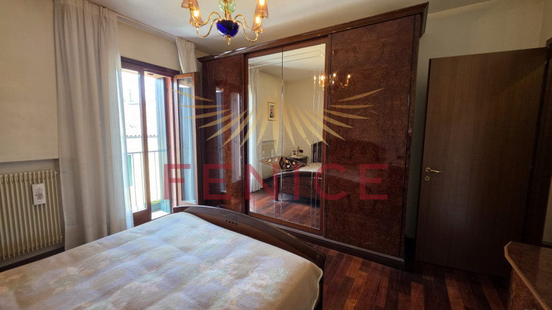 Scopri un'opportunità unica nel cuore di Montebelluna! Questo spazioso appartamento trilocale pos...