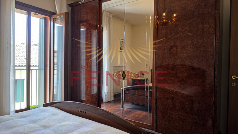 Scopri un'opportunità unica nel cuore di Montebelluna! Questo spazioso appartamento trilocale pos...