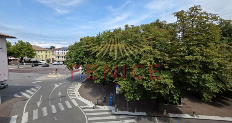 Scopri un'opportunità unica nel cuore di Montebelluna! Questo spazioso appartamento trilocale pos...