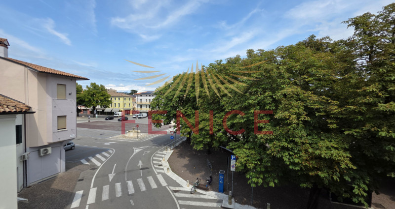 Scopri un'opportunità unica nel cuore di Montebelluna! Questo spazioso appartamento trilocale pos...