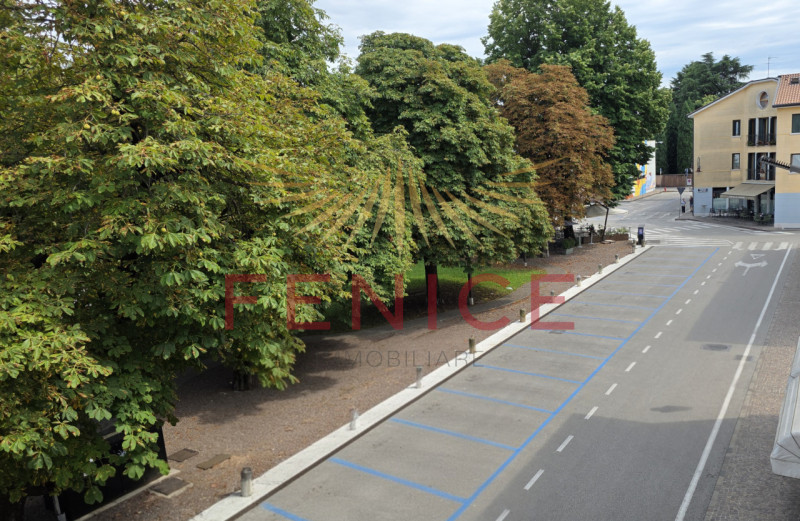 Scopri un'opportunità unica nel cuore di Montebelluna! Questo spazioso appartamento trilocale pos...