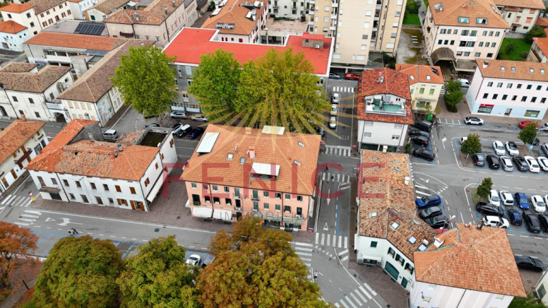 Scopri un'opportunità unica nel cuore di Montebelluna! Questo spazioso appartamento trilocale pos...