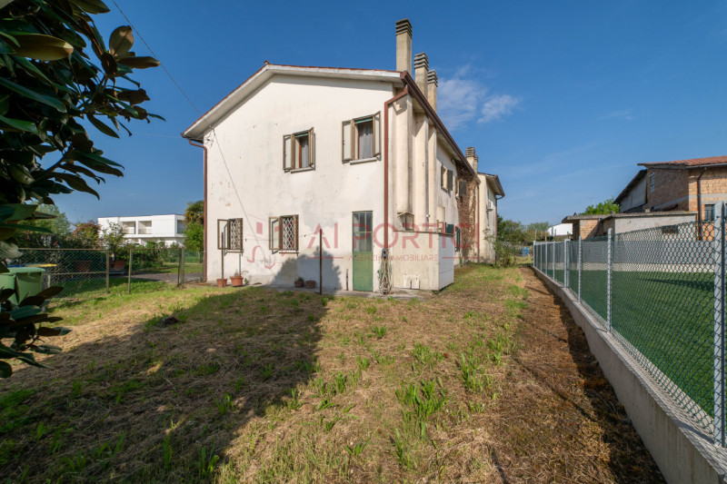 CAMPONOGARA - PORZIONE DI BIFAMILIARE inserita in un lotto di circa 900mq, ubicata in un contesto...