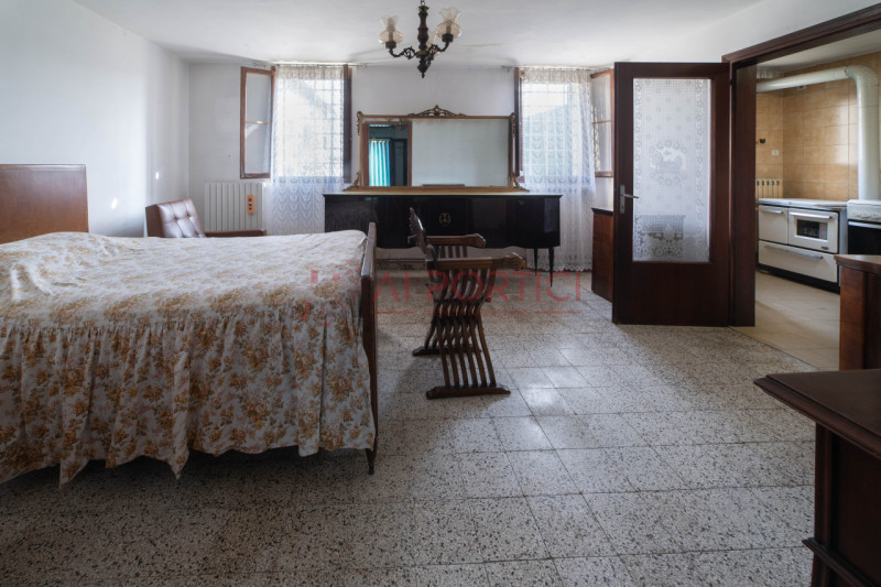 CAMPONOGARA - PORZIONE DI BIFAMILIARE inserita in un lotto di circa 900mq, ubicata in un contesto...