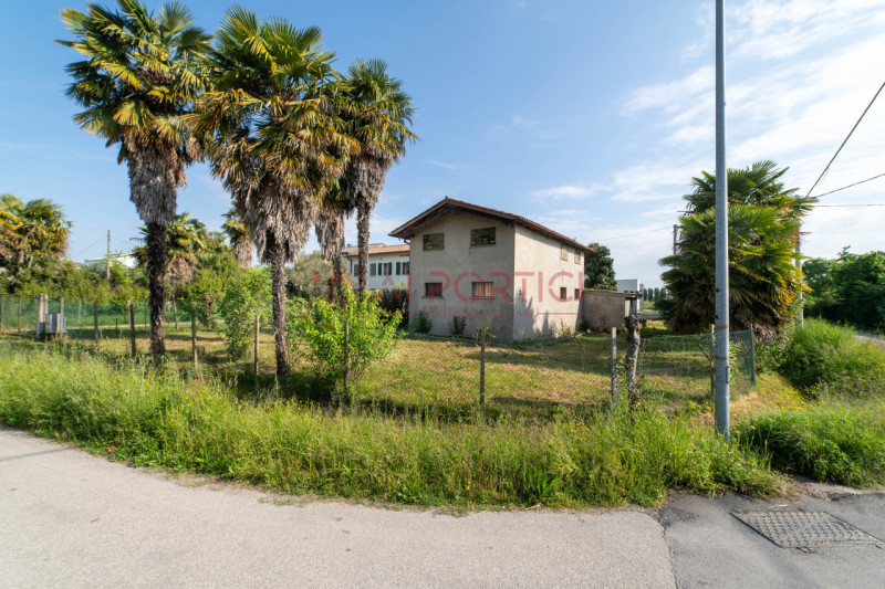 CAMPONOGARA - PORZIONE DI BIFAMILIARE inserita in un lotto di circa 900mq, ubicata in un contesto...