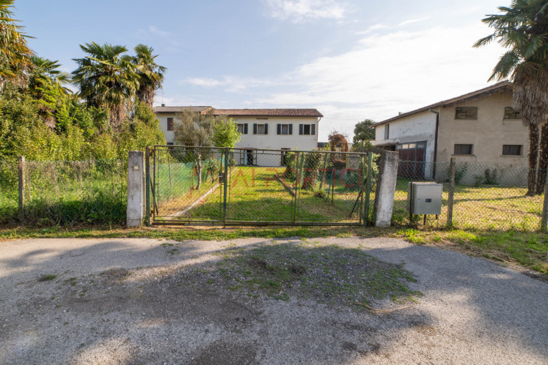 CAMPONOGARA - PORZIONE DI BIFAMILIARE inserita in un lotto di circa 900mq, ubicata in un contesto...