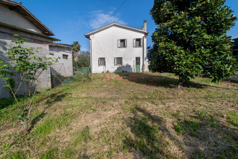CAMPONOGARA - PORZIONE DI BIFAMILIARE inserita in un lotto di circa 900mq, ubicata in un contesto...