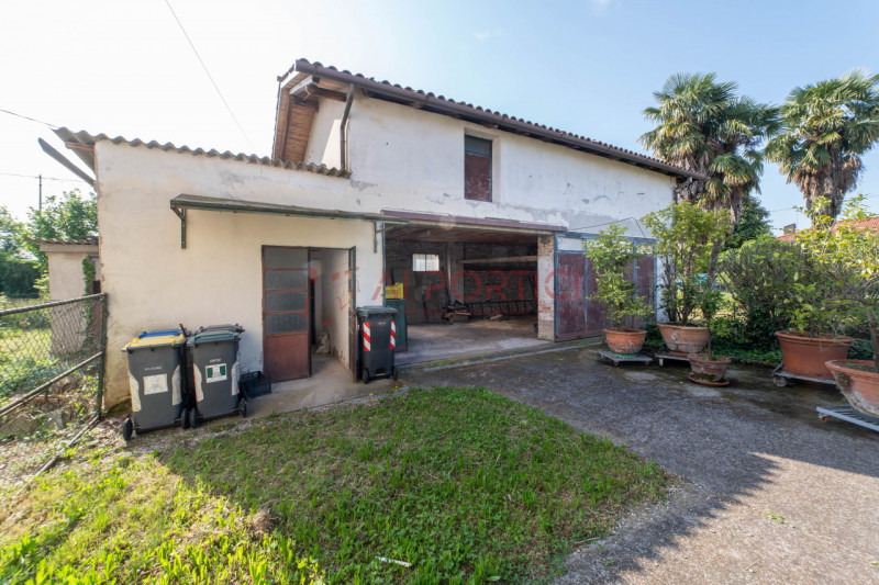 CAMPONOGARA - PORZIONE DI BIFAMILIARE inserita in un lotto di circa 900mq, ubicata in un contesto...