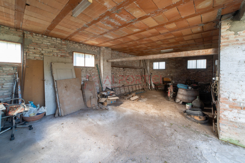 CAMPONOGARA - PORZIONE DI BIFAMILIARE inserita in un lotto di circa 900mq, ubicata in un contesto...