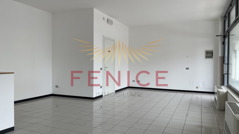 Se stai cercando un'opportunità unica nel cuore della splendida zona di Biadene, il nostro negozi...