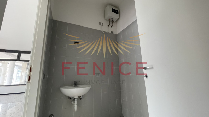 Se stai cercando un'opportunità unica nel cuore della splendida zona di Biadene, il nostro negozi...