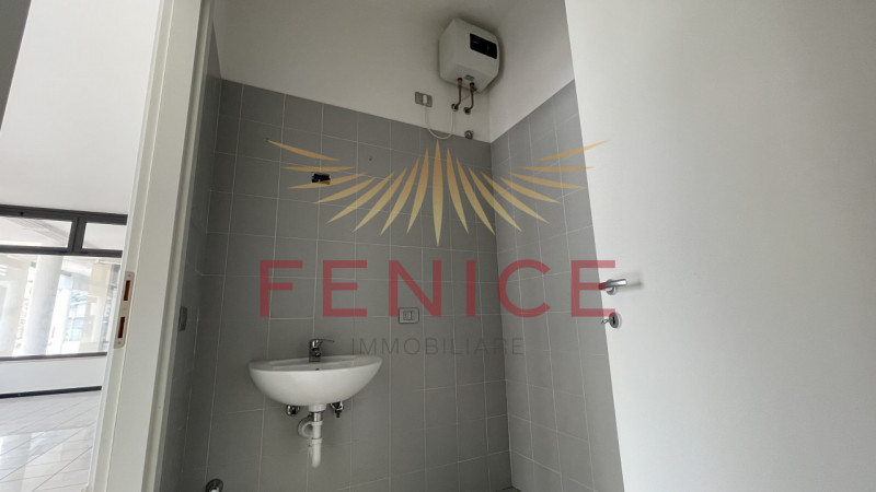 Se stai cercando un'opportunità unica nel cuore della splendida zona di Biadene, il nostro negozi...