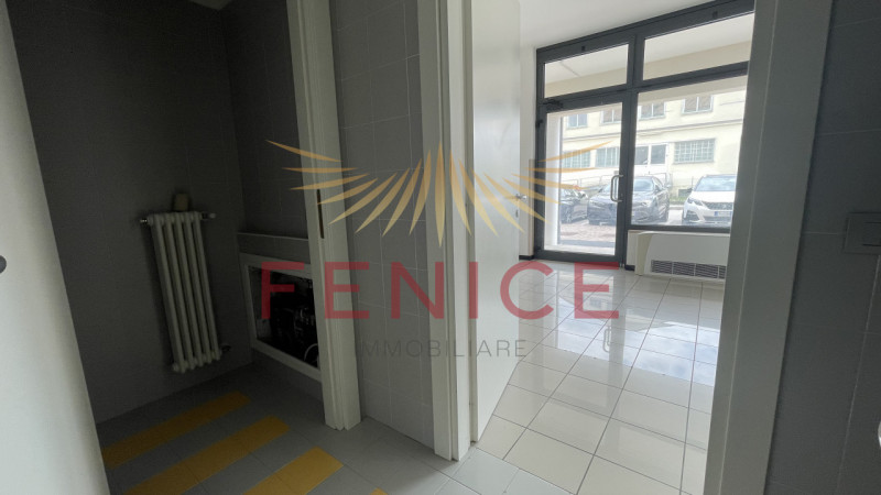 Se stai cercando un'opportunità unica nel cuore della splendida zona di Biadene, il nostro negozi...