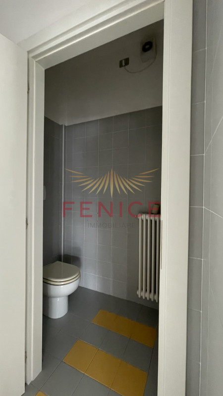 Se stai cercando un'opportunità unica nel cuore della splendida zona di Biadene, il nostro negozi...