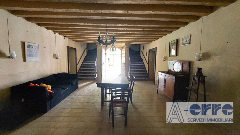 Nel centro storico di Oliero, frazione di Valstagna (Valbrenta), proponiamo in vendita un affasci...