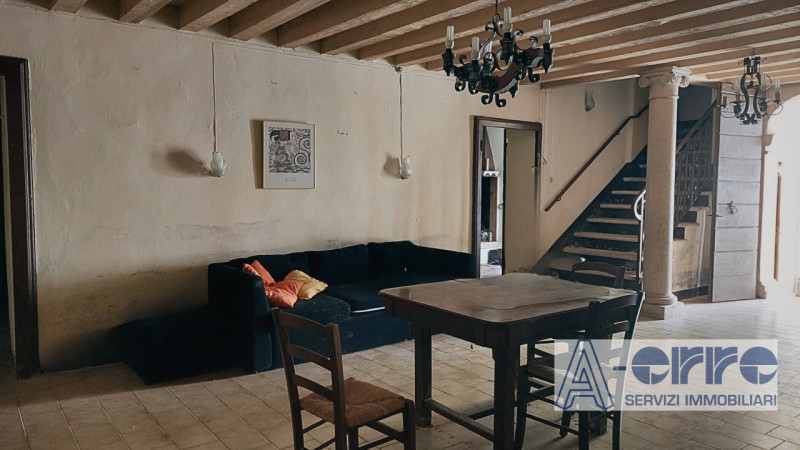 Nel centro storico di Oliero, frazione di Valstagna (Valbrenta), proponiamo in vendita un affasci...