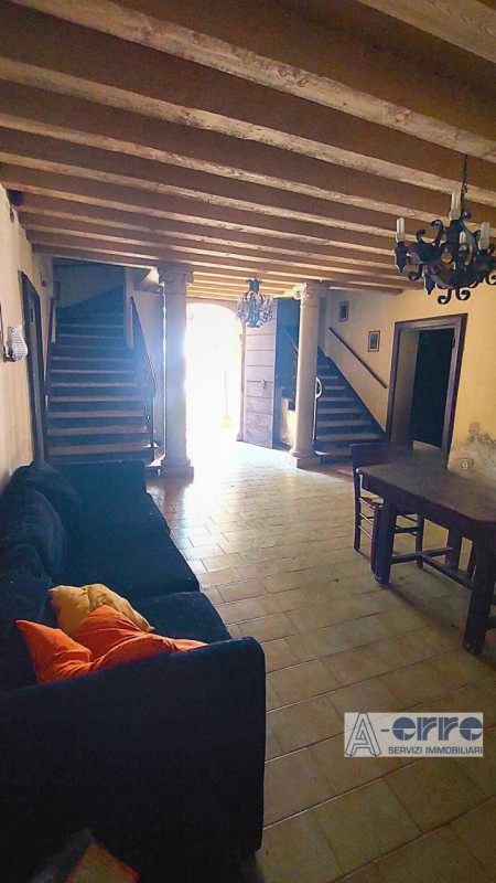 Nel centro storico di Oliero, frazione di Valstagna (Valbrenta), proponiamo in vendita un affasci...