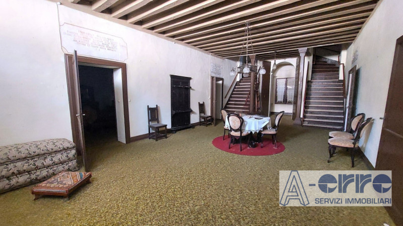 Nel centro storico di Oliero, frazione di Valstagna (Valbrenta), proponiamo in vendita un affasci...