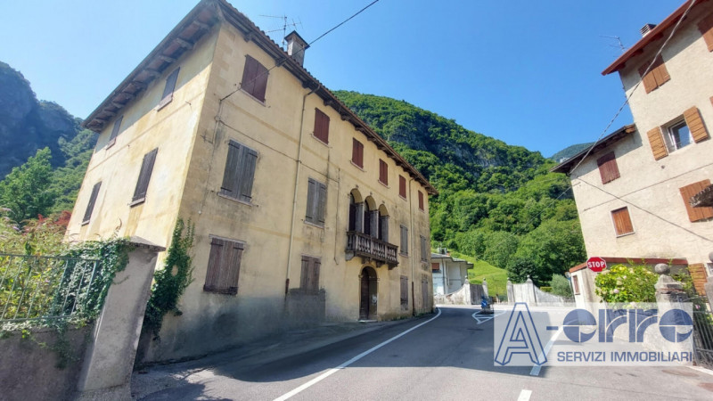 Nel centro storico di Oliero, frazione di Valstagna (Valbrenta), proponiamo in vendita un affasci...