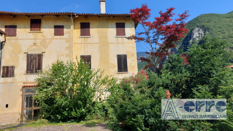 Nel centro storico di Oliero, frazione di Valstagna (Valbrenta), proponiamo in vendita un affasci...