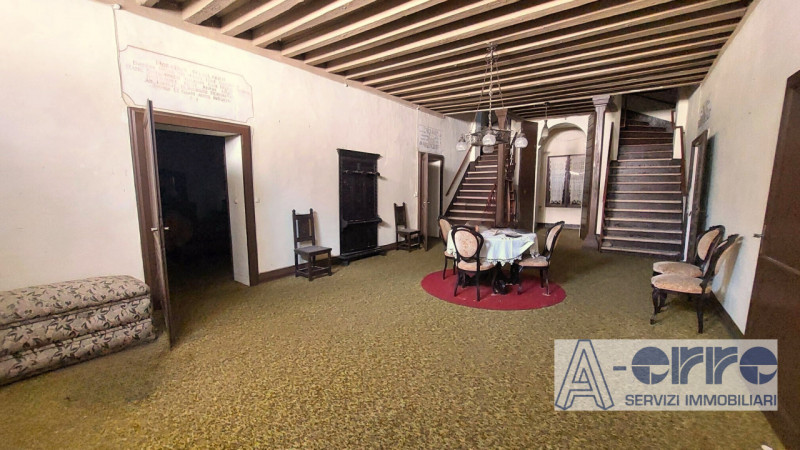 Nel centro storico di Oliero, frazione di Valstagna (Valbrenta), proponiamo in vendita un affasci...