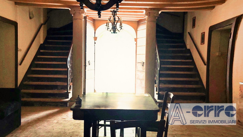 Nel centro storico di Oliero, frazione di Valstagna (Valbrenta), proponiamo in vendita un affasci...