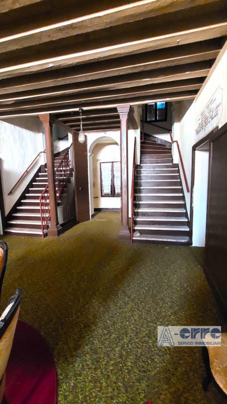 Nel centro storico di Oliero, frazione di Valstagna (Valbrenta), proponiamo in vendita un affasci...