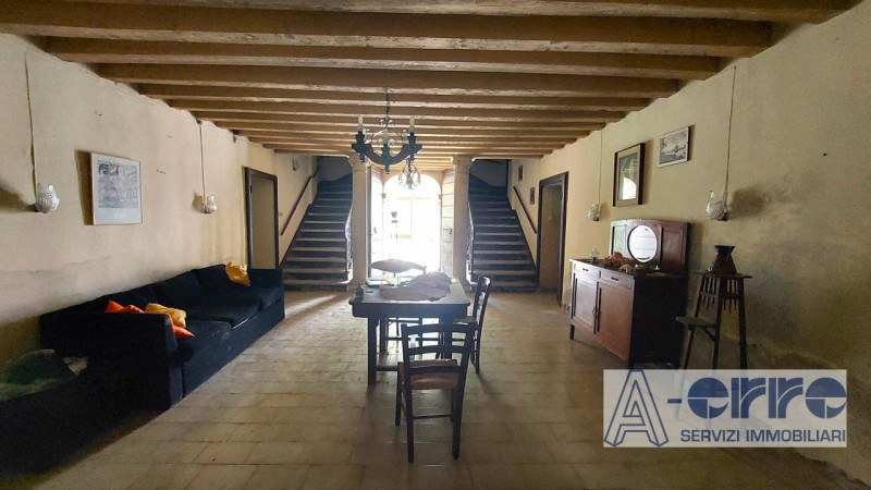 Nel centro storico di Oliero, frazione di Valstagna (Valbrenta), proponiamo in vendita un affasci...