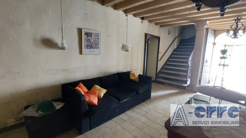 Nel centro storico di Oliero, frazione di Valstagna (Valbrenta), proponiamo in vendita un affasci...