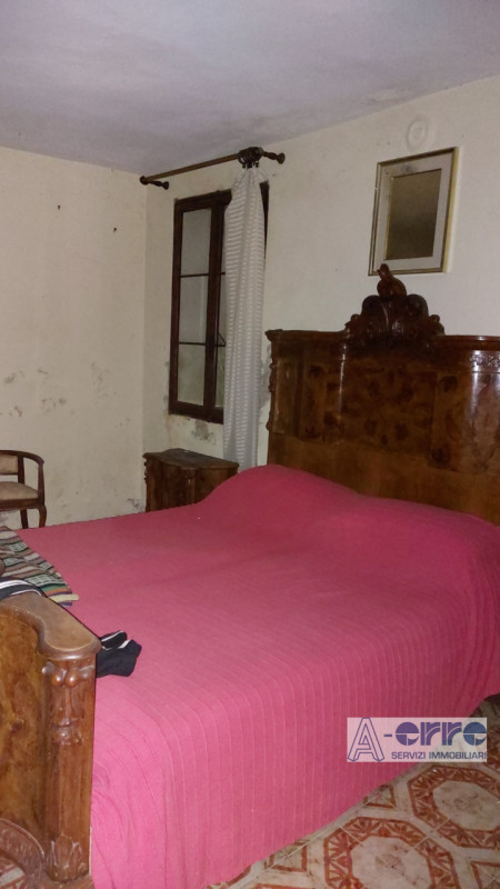 Nel centro storico di Oliero, frazione di Valstagna (Valbrenta), proponiamo in vendita un affasci...