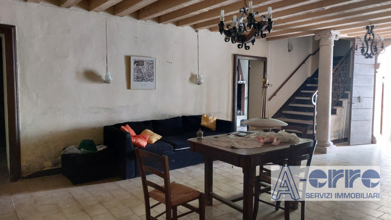 Nel centro storico di Oliero, frazione di Valstagna (Valbrenta), proponiamo in vendita un affasci...