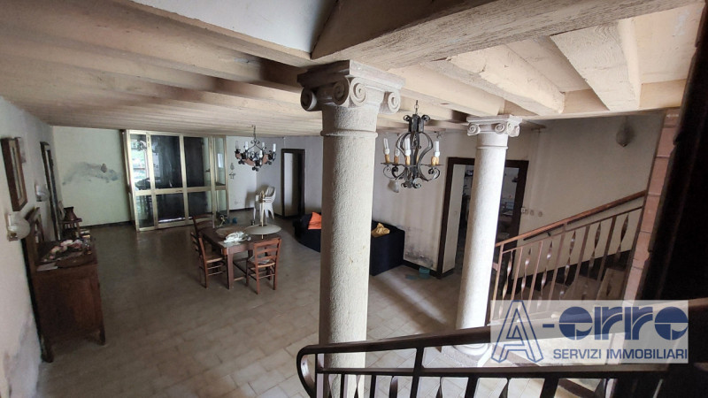 Nel centro storico di Oliero, frazione di Valstagna (Valbrenta), proponiamo in vendita un affasci...