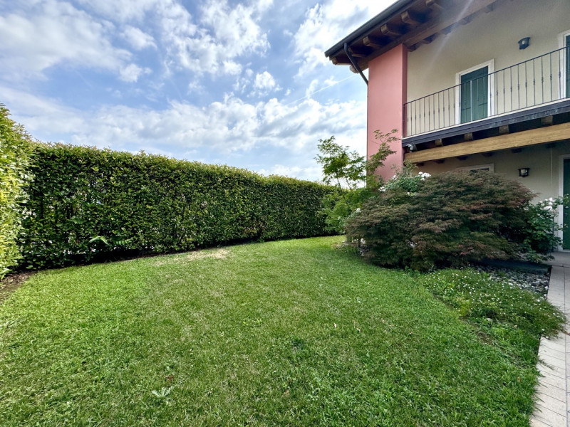 VILLA A SCHIERA A SANDRIGO 

Immobiliare Unica Colceresa via Marconi 2 - 04241590376 - 3381150102...