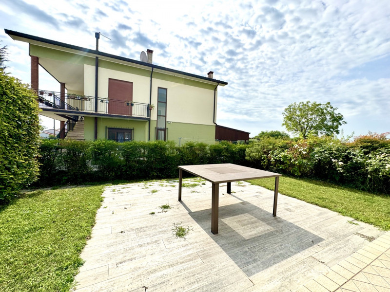 VILLA A SCHIERA A SANDRIGO 

Immobiliare Unica Colceresa via Marconi 2 - 04241590376 - 3381150102...