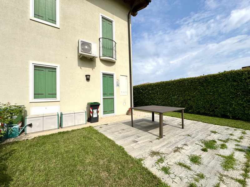 VILLA A SCHIERA A SANDRIGO 

Immobiliare Unica Colceresa via Marconi 2 - 04241590376 - 3381150102...