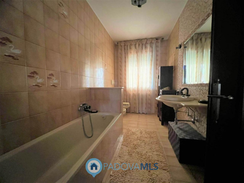 Immobile in esclusiva al Gruppo Padova MLS.
Se cerchi la tranquillita' di una casa singola con un...