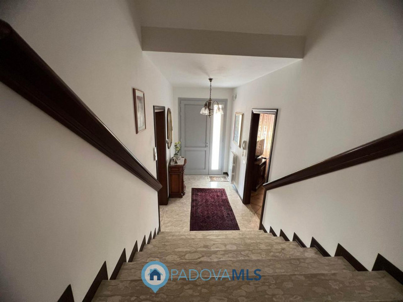 Immobile in esclusiva al Gruppo Padova MLS.
Se cerchi la tranquillita' di una casa singola con un...