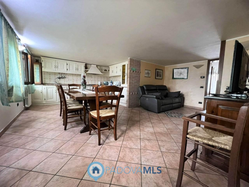 Immobile in esclusiva al Gruppo Padova MLS.
Se cerchi la tranquillita' di una casa singola con un...