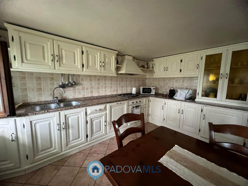 Immobile in esclusiva al Gruppo Padova MLS.
Se cerchi la tranquillita' di una casa singola con un...