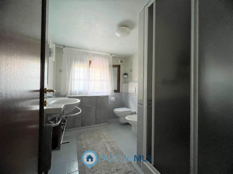 Immobile in esclusiva al Gruppo Padova MLS.
Se cerchi la tranquillita' di una casa singola con un...