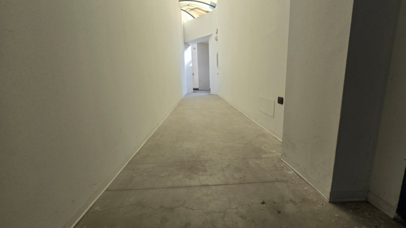 Se stai cercando un'attività commerciale con ampi spazi e una posizione strategica, questa è l'op...