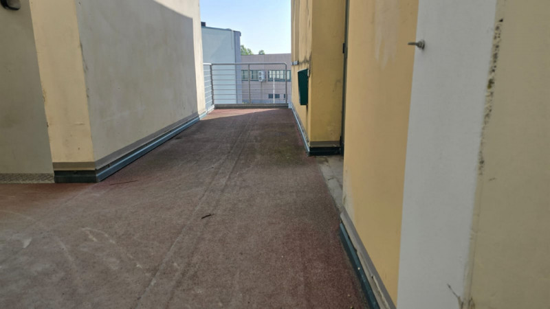 Se stai cercando un'attività commerciale con ampi spazi e una posizione strategica, questa è l'op...