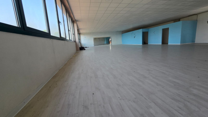 Se stai cercando un'attività commerciale con ampi spazi e una posizione strategica, questa è l'op...