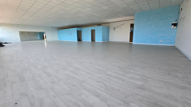 Se stai cercando un'attività commerciale con ampi spazi e una posizione strategica, questa è l'op...