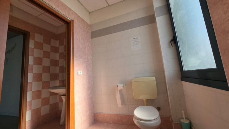 Se stai cercando un'attività commerciale con ampi spazi e una posizione strategica, questa è l'op...